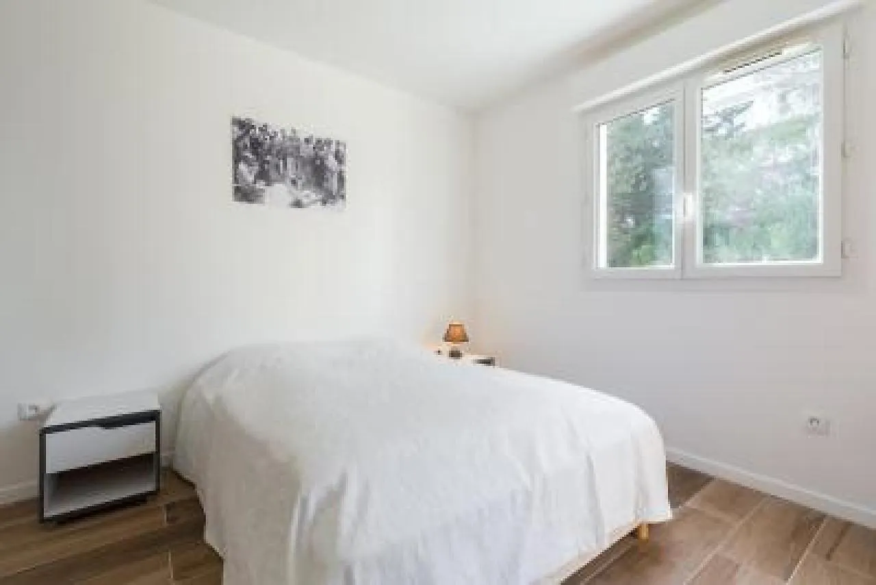 Modern Spacious 3 Bed 2 Bath Apt In Quiet Residential Area Of Cannes Walking Distance To Croisette 1769 Apartmán